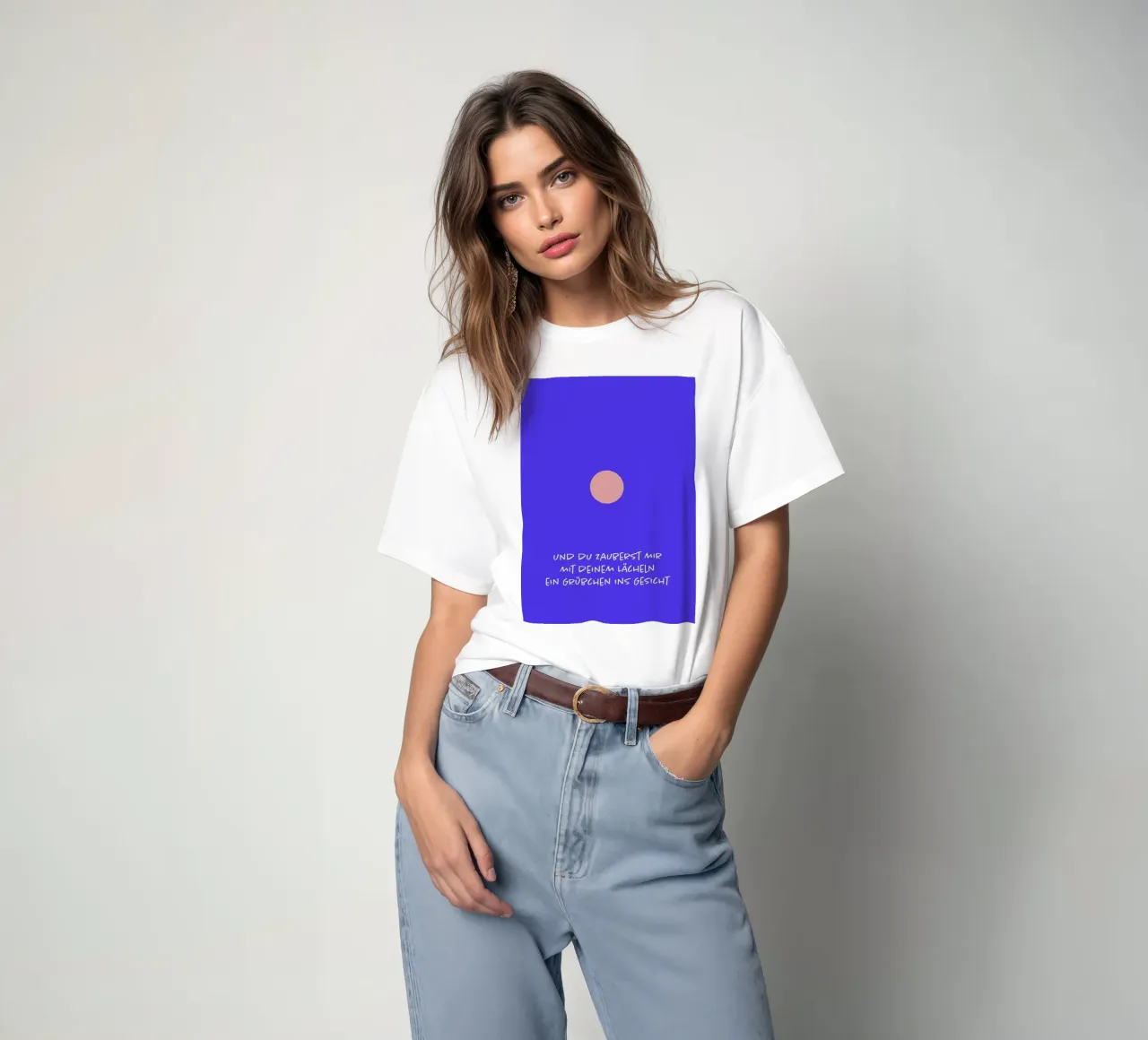 Grübchen. t-shirt da FRICKE DESIGN