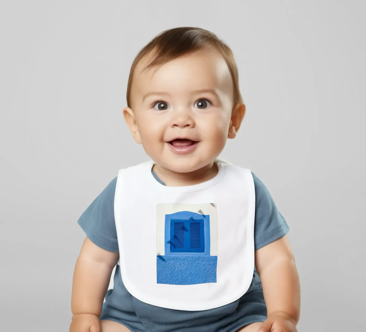 Fenster mit klaren Linien Babylätzchen von Bleu