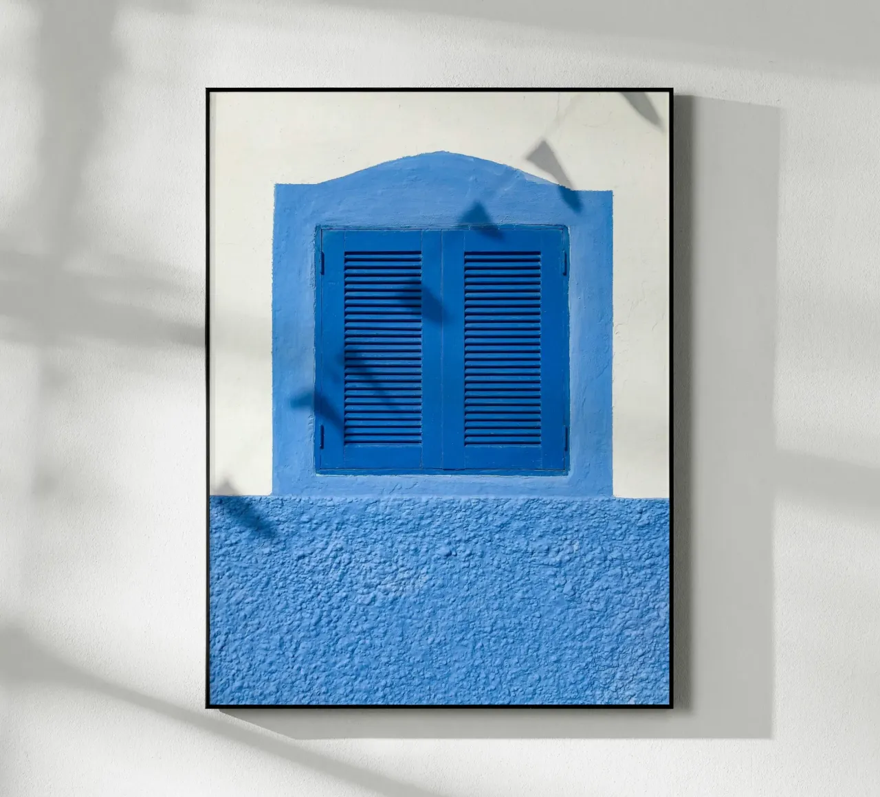 fenêtre aux lignes épurées plexiglas de Bleu