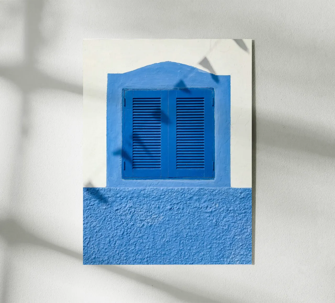 fenêtre aux lignes épurées plexiglas de Bleu