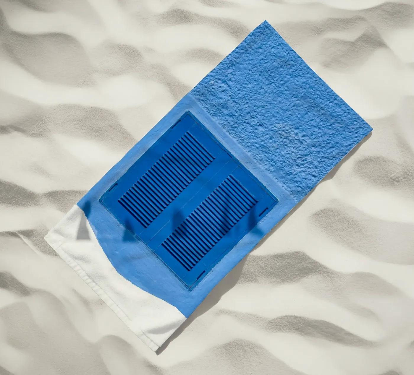 Fenster mit klaren Linien Strandtuch von Bleu