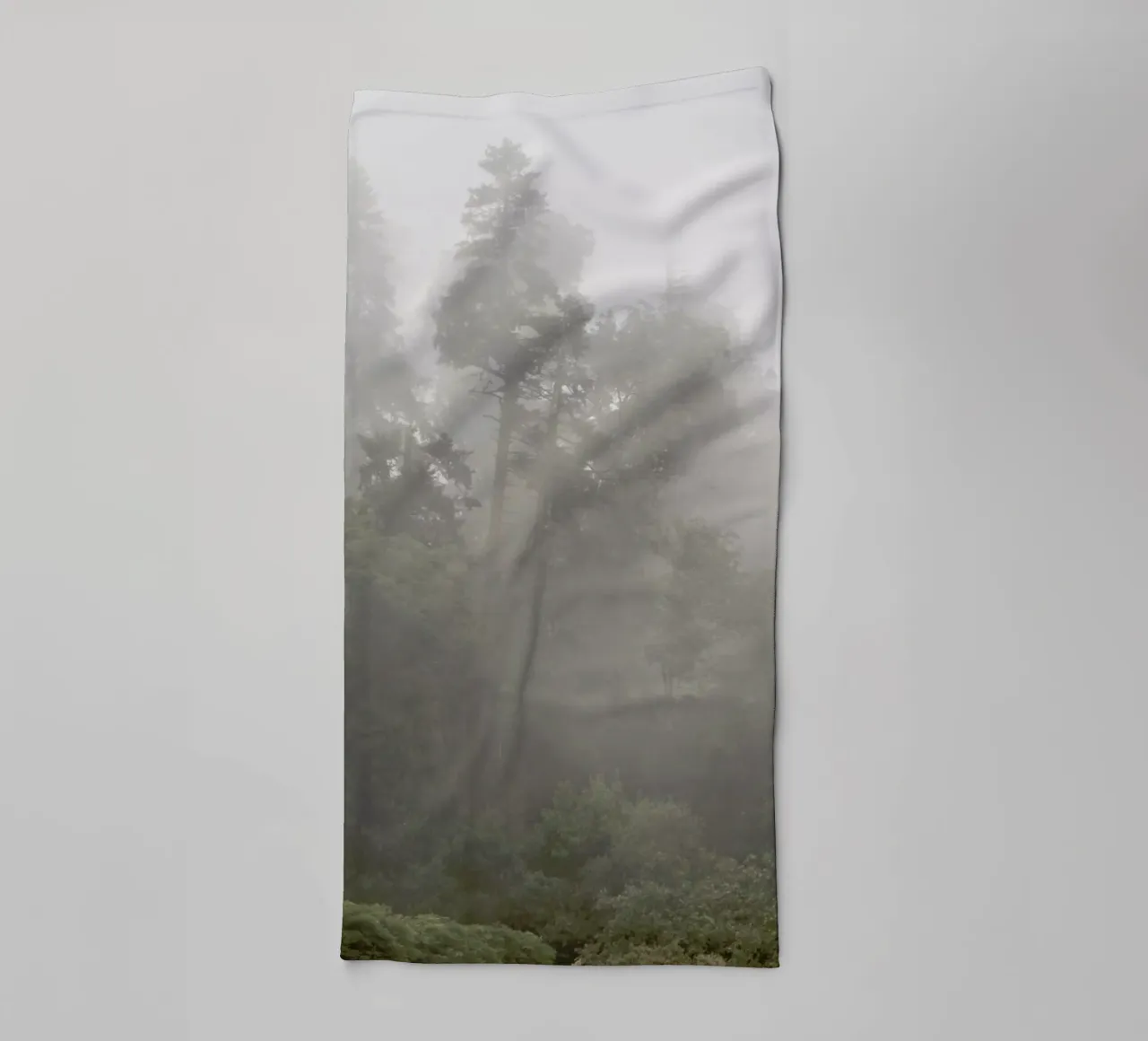 Alberi - Foresta nebbiosa e umida asciugamano da bagno da Ingrid Beddoes