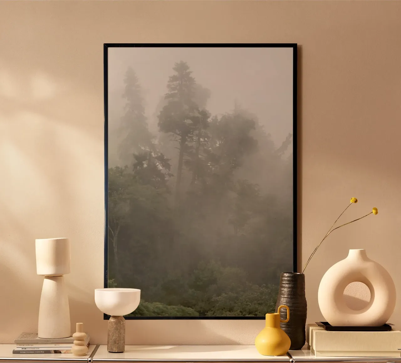 Alberi - Foresta nebbiosa e umida poster da Ingrid Beddoes