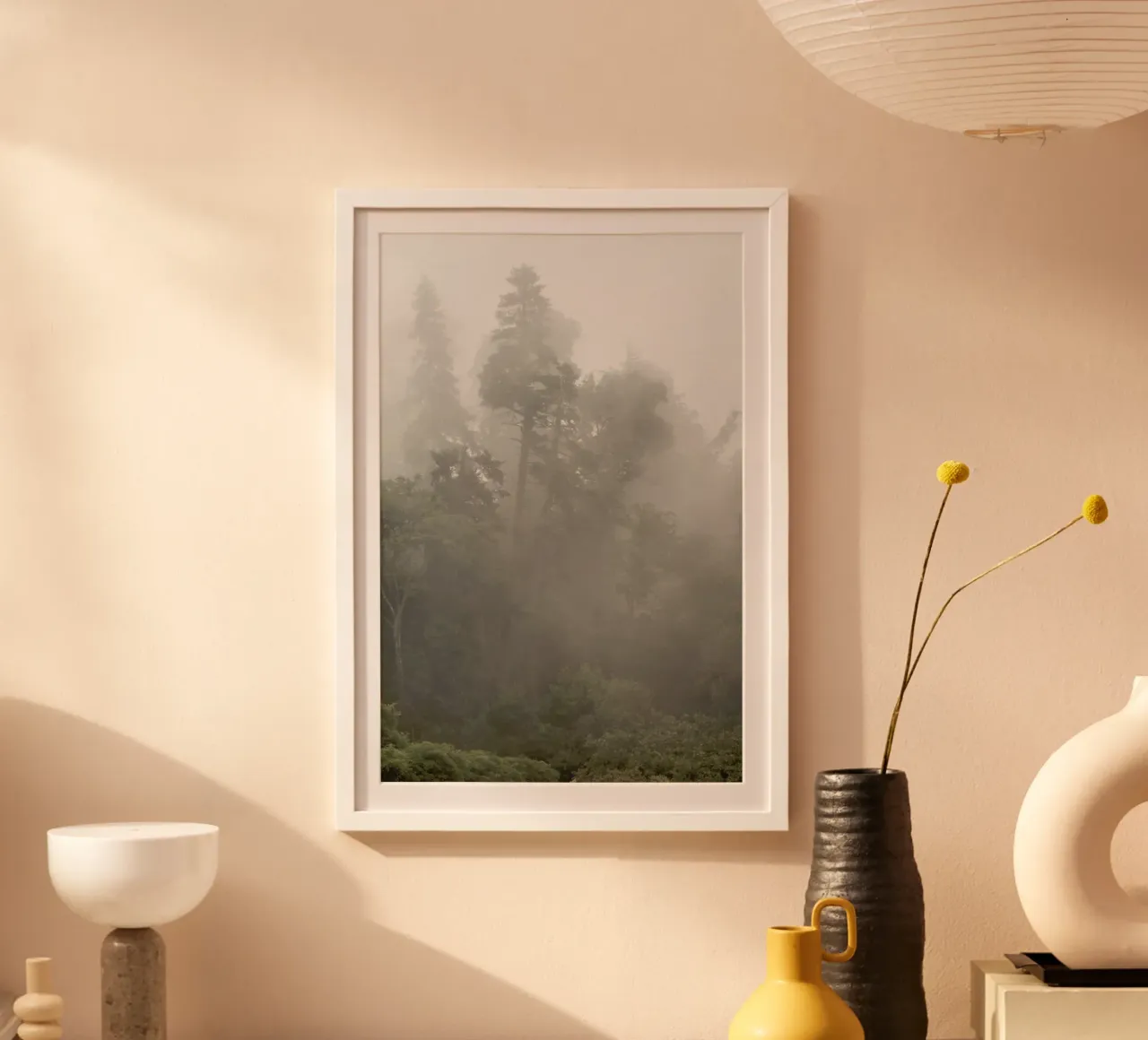 Alberi - Foresta nebbiosa e umida poster da Ingrid Beddoes