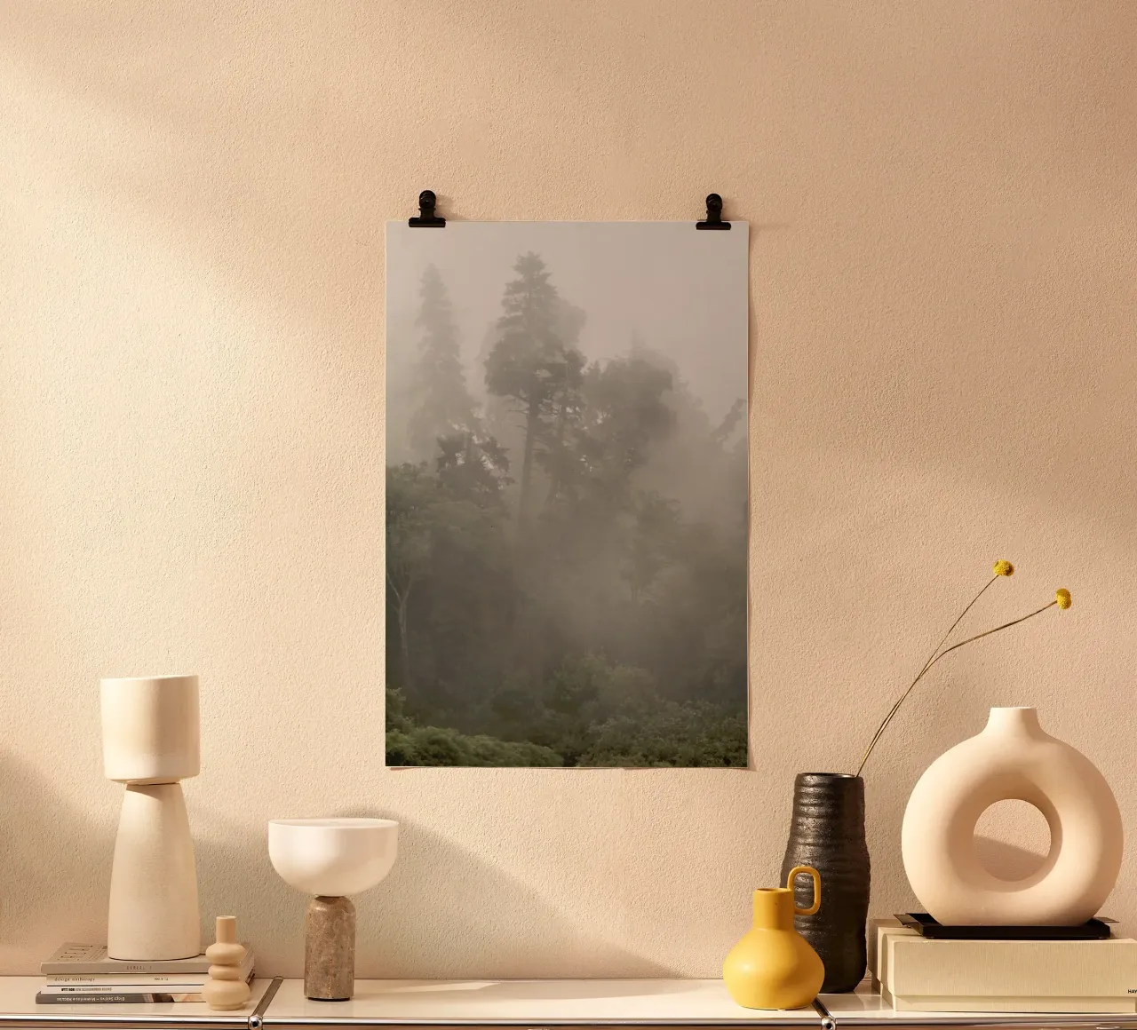 Alberi - Foresta nebbiosa e umida poster da Ingrid Beddoes