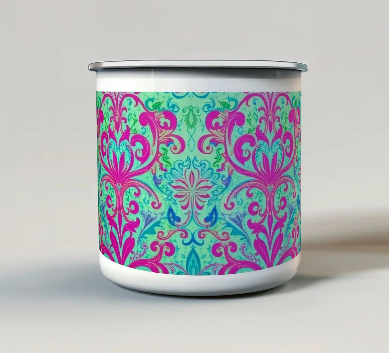 Motivo floreale colorato con disegni intricati tazza in smalto da DesignDoodle