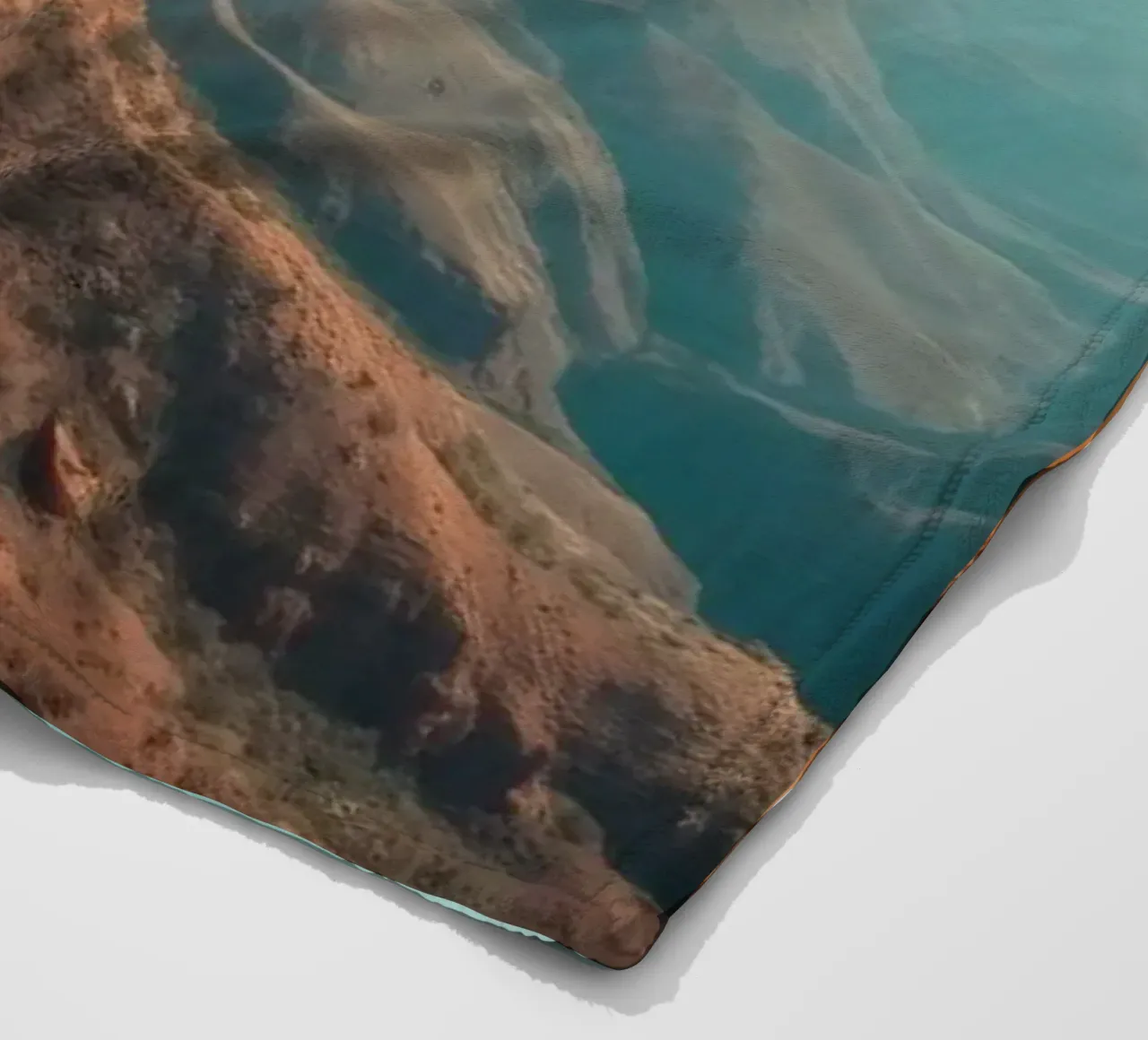 Paesaggio mozzafiato di aspre formazioni rocciose rosse coperta in pile da DesignDoodle