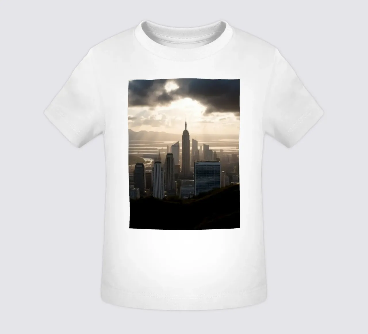 Il vibrante tramonto illumina lo skyline di una città con un'atmosfera drammatica. maglietta neonato da DesignDoodle