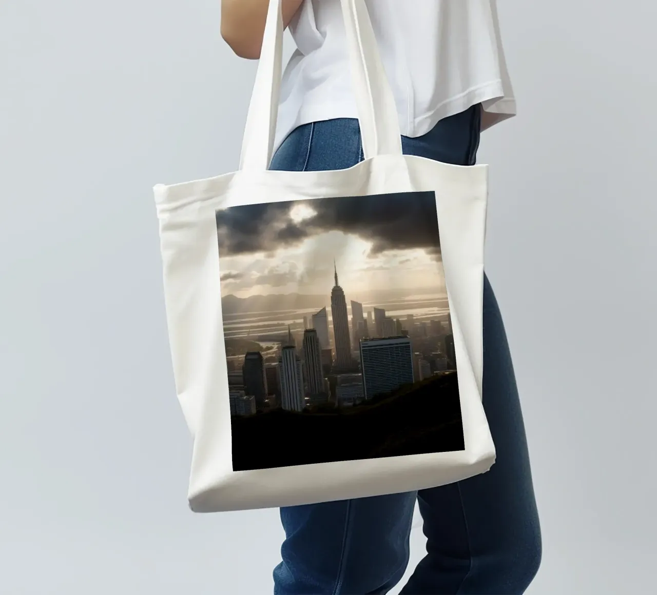 Il vibrante tramonto illumina lo skyline di una città con un'atmosfera drammatica. borsa in juta da DesignDoodle
