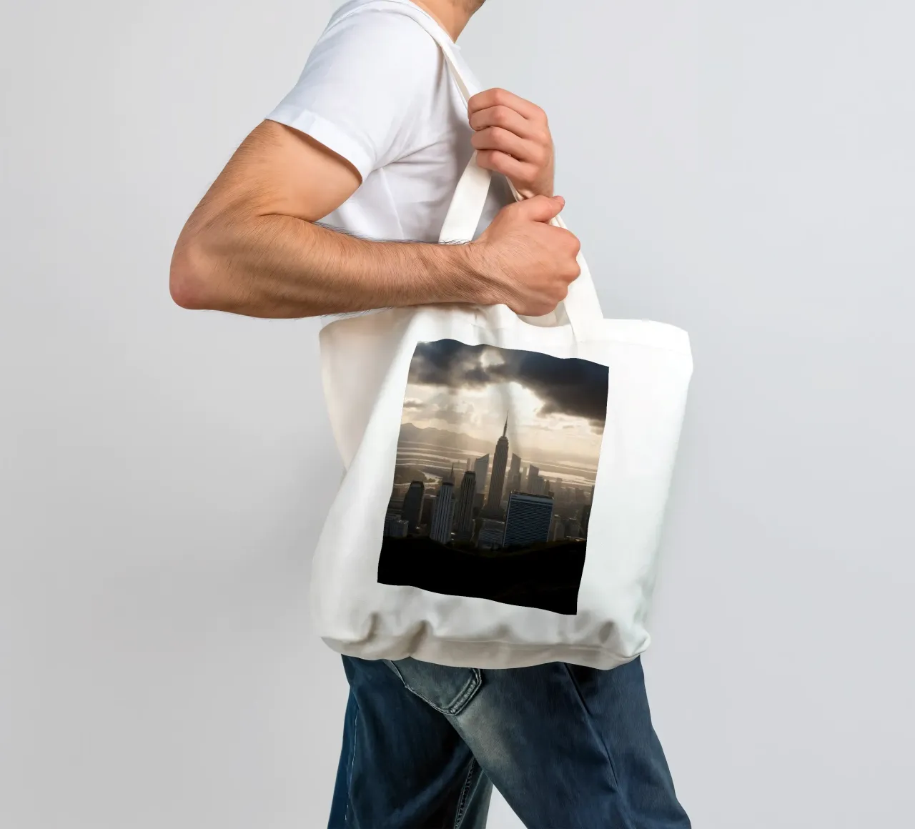 Il vibrante tramonto illumina lo skyline di una città con un'atmosfera drammatica. borsa in juta da DesignDoodle