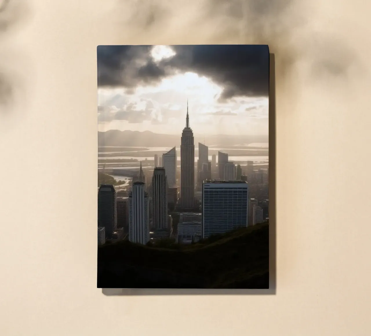 Il vibrante tramonto illumina lo skyline di una città con un'atmosfera drammatica. diario da DesignDoodle