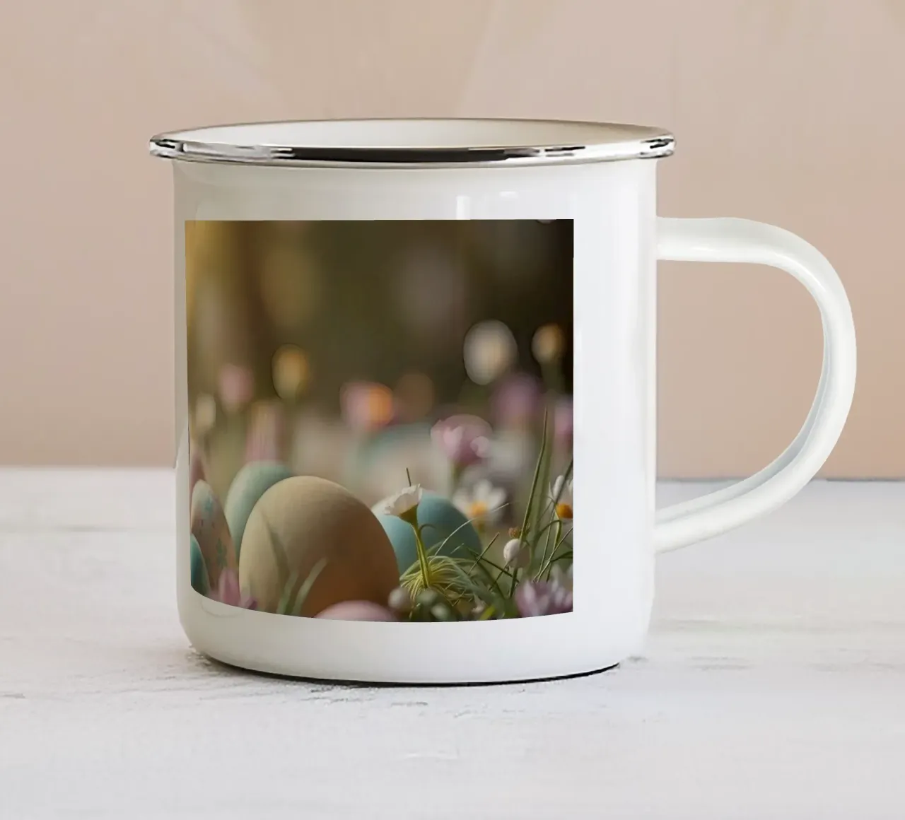 Simpatico coniglio circondato da uova di Pasqua colorate in un giardino fiorito. tazza in smalto da DesignDoodle