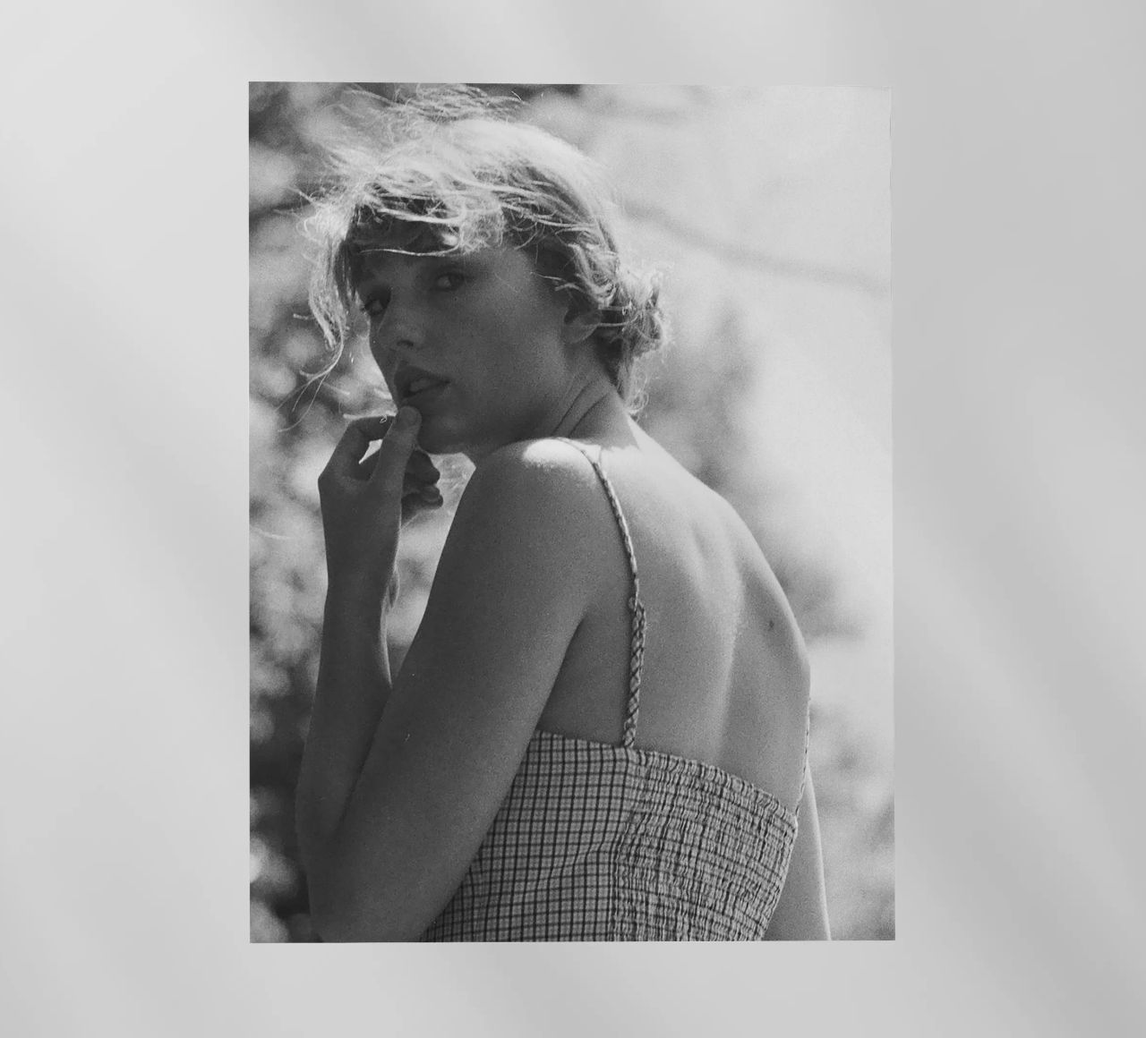 Ragazza Bw Swift Aarons pellicola backlit da AARON