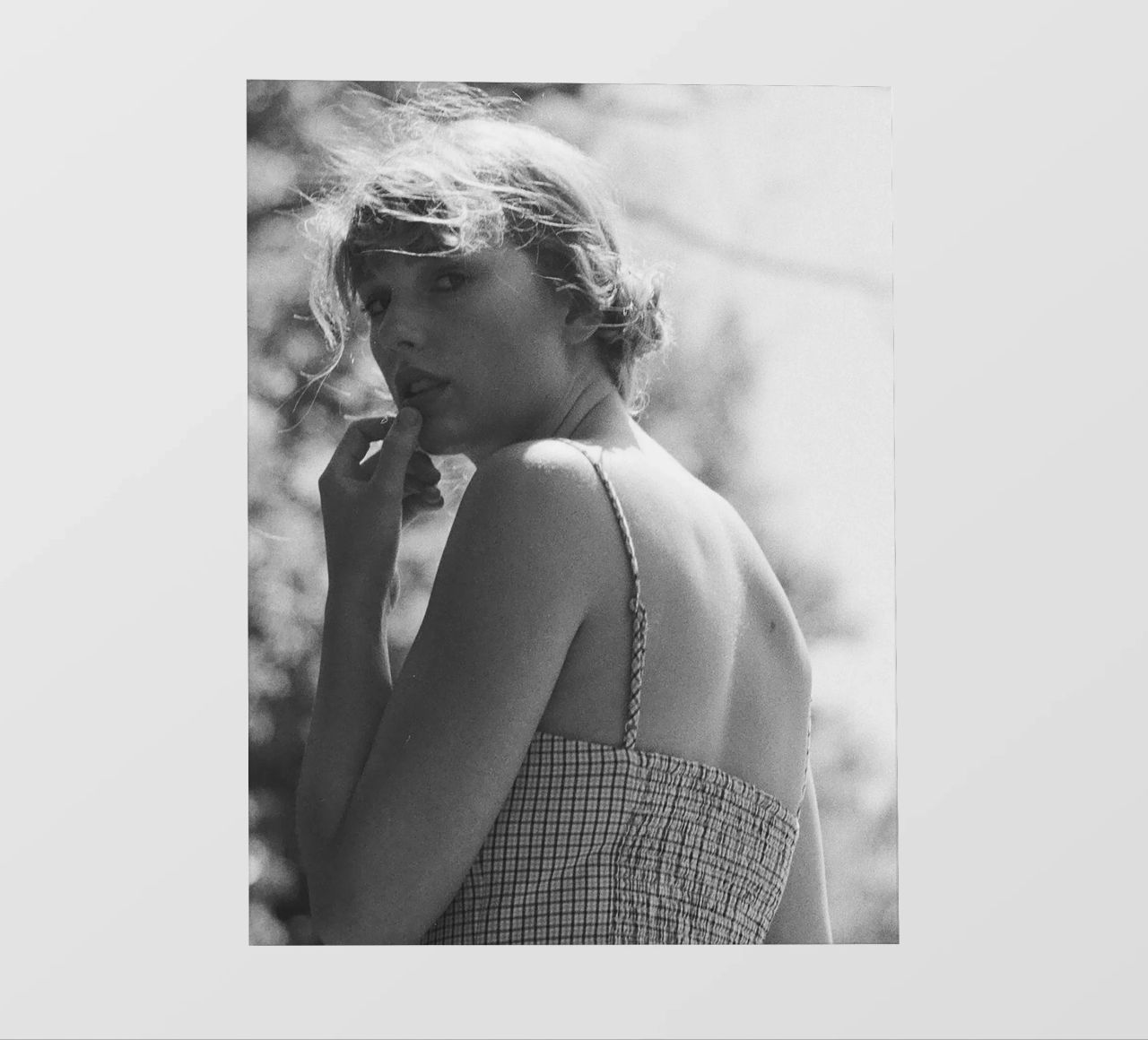 Ragazza Bw Swift Aarons pellicola backlit da AARON
