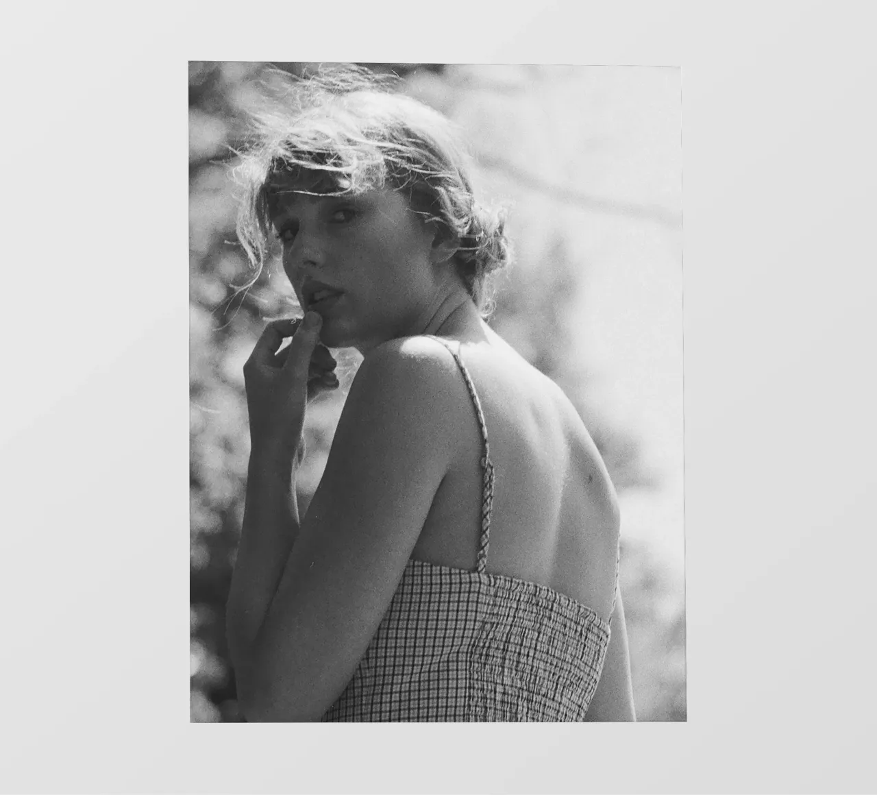 Bw Girl Swift Aarons Backlit Folie von AARON