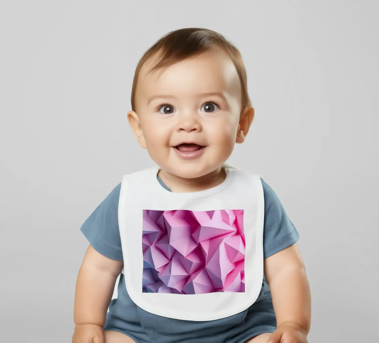 Le colorate forme geometriche 3D creano un intrigante astratto. bavaglino da DesignDoodle