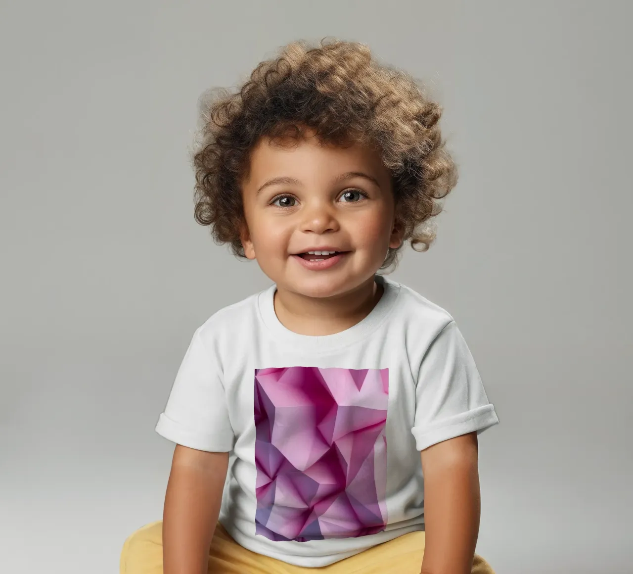 Le colorate forme geometriche 3D creano un intrigante astratto. maglietta neonato da DesignDoodle