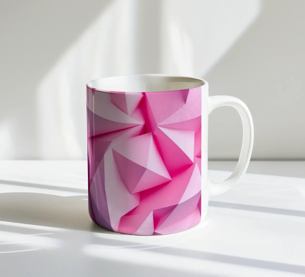 Le colorate forme geometriche 3D creano un intrigante astratto. tazza in ceramica da DesignDoodle