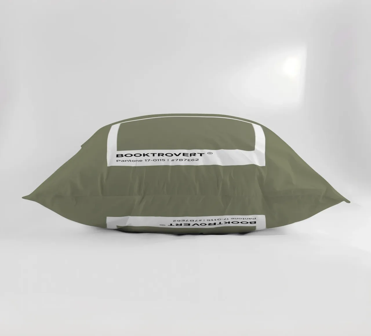 Pantone Booktrovert cuscino da Paigaam Studio
