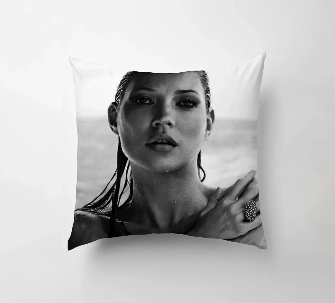 kate in spiaggia cuscino da Alex happy shop