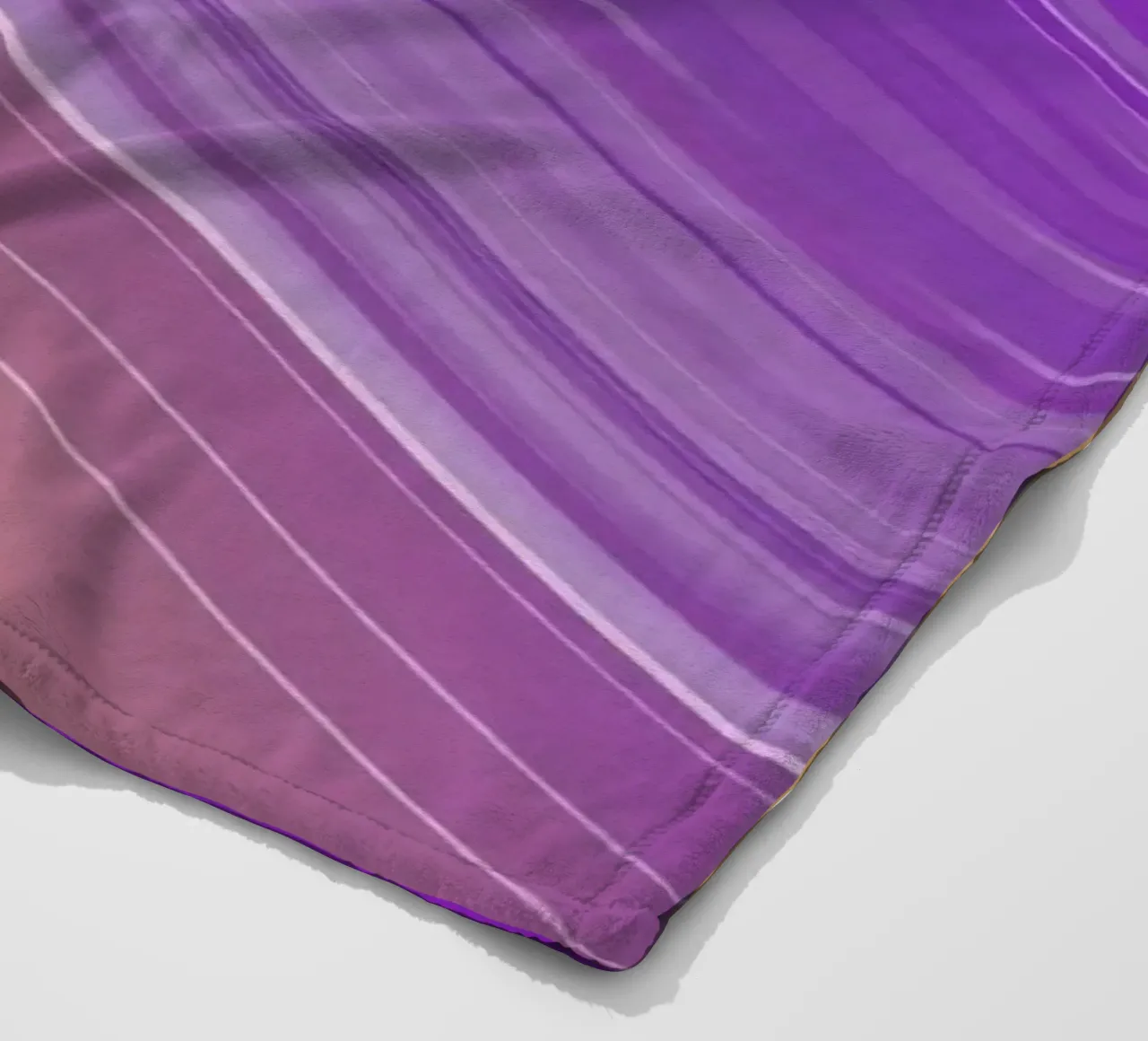composizione di linee morbide e fluide in viola e giallo coperta in pile da DesignDoodle
