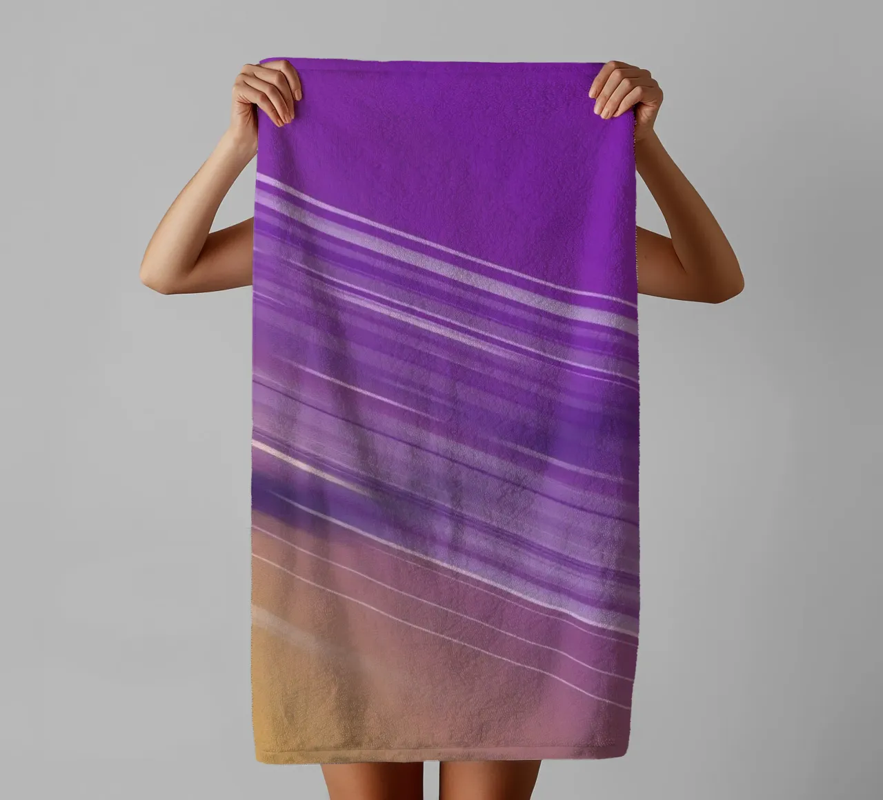 composizione di linee morbide e fluide in viola e giallo asciugamano da bagno da DesignDoodle