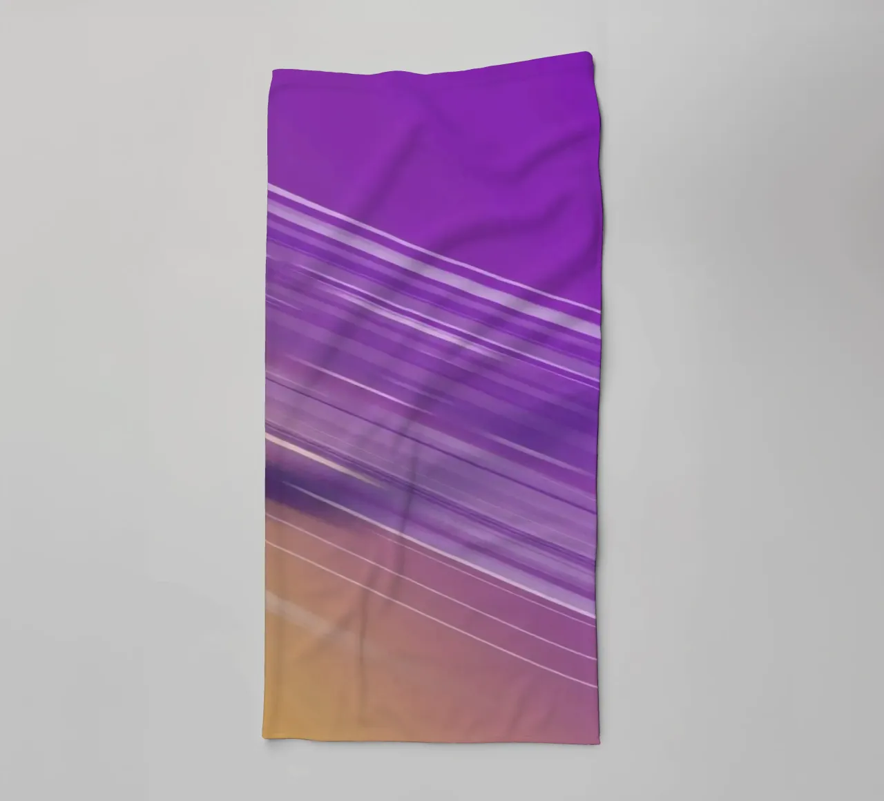 composizione di linee morbide e fluide in viola e giallo asciugamano da bagno da DesignDoodle