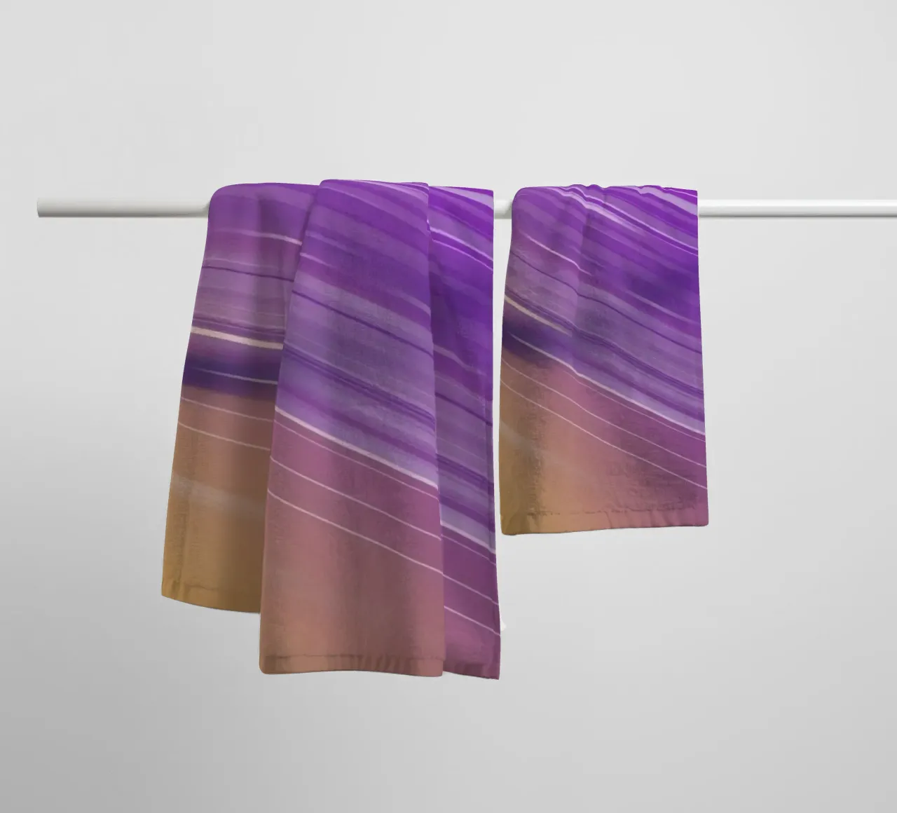 composizione di linee morbide e fluide in viola e giallo asciugamano da bagno da DesignDoodle