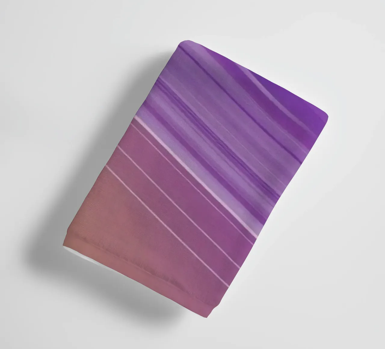 composizione di linee morbide e fluide in viola e giallo asciugamano da bagno da DesignDoodle