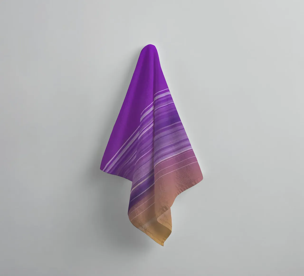 composizione di linee morbide e fluide in viola e giallo asciugamano da bagno da DesignDoodle