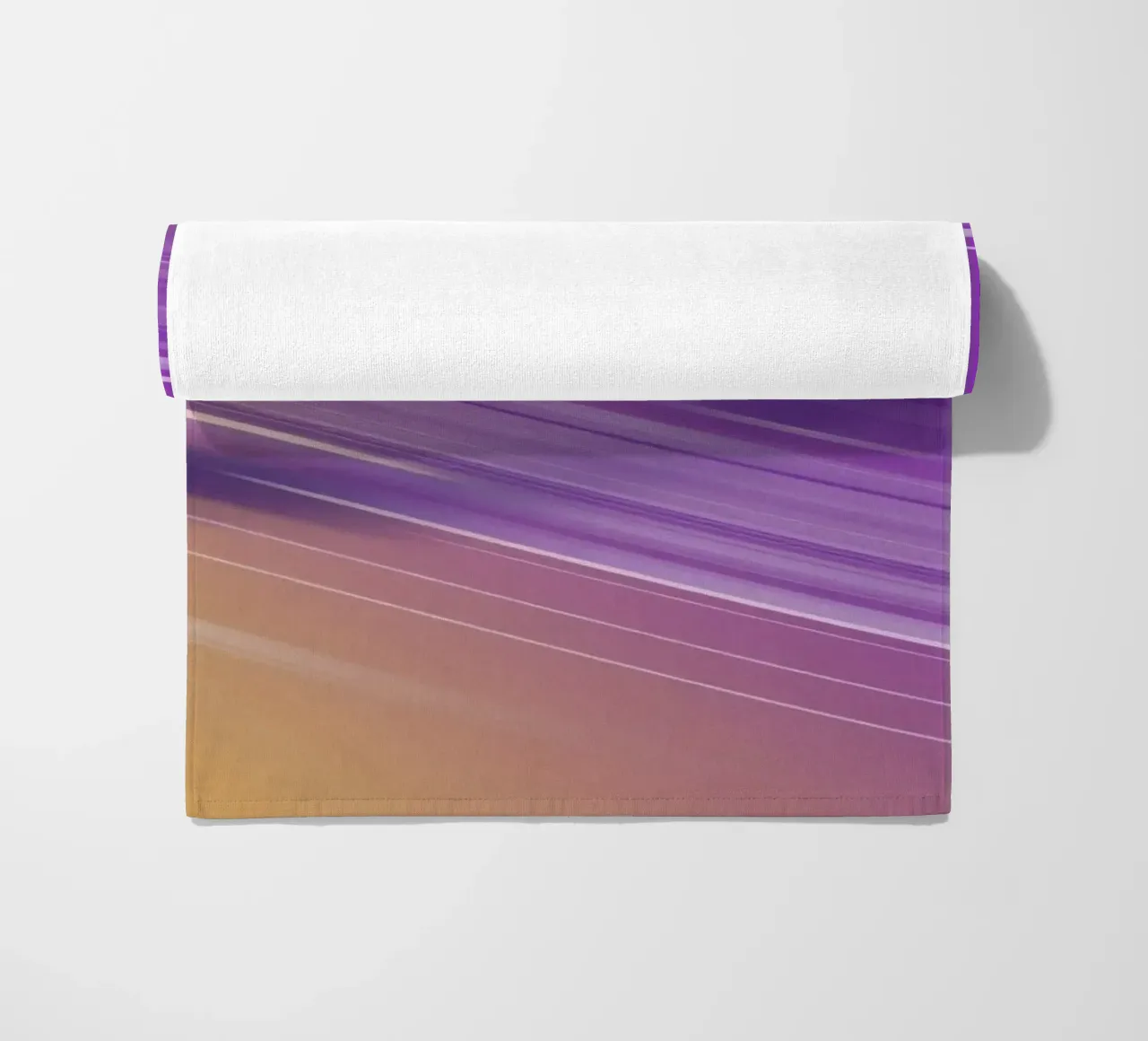 composizione di linee morbide e fluide in viola e giallo telo mare da DesignDoodle