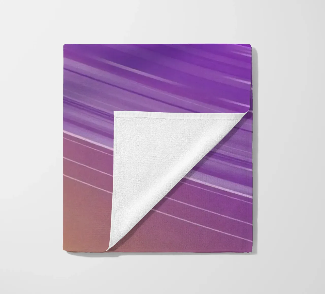 composizione di linee morbide e fluide in viola e giallo telo mare da DesignDoodle