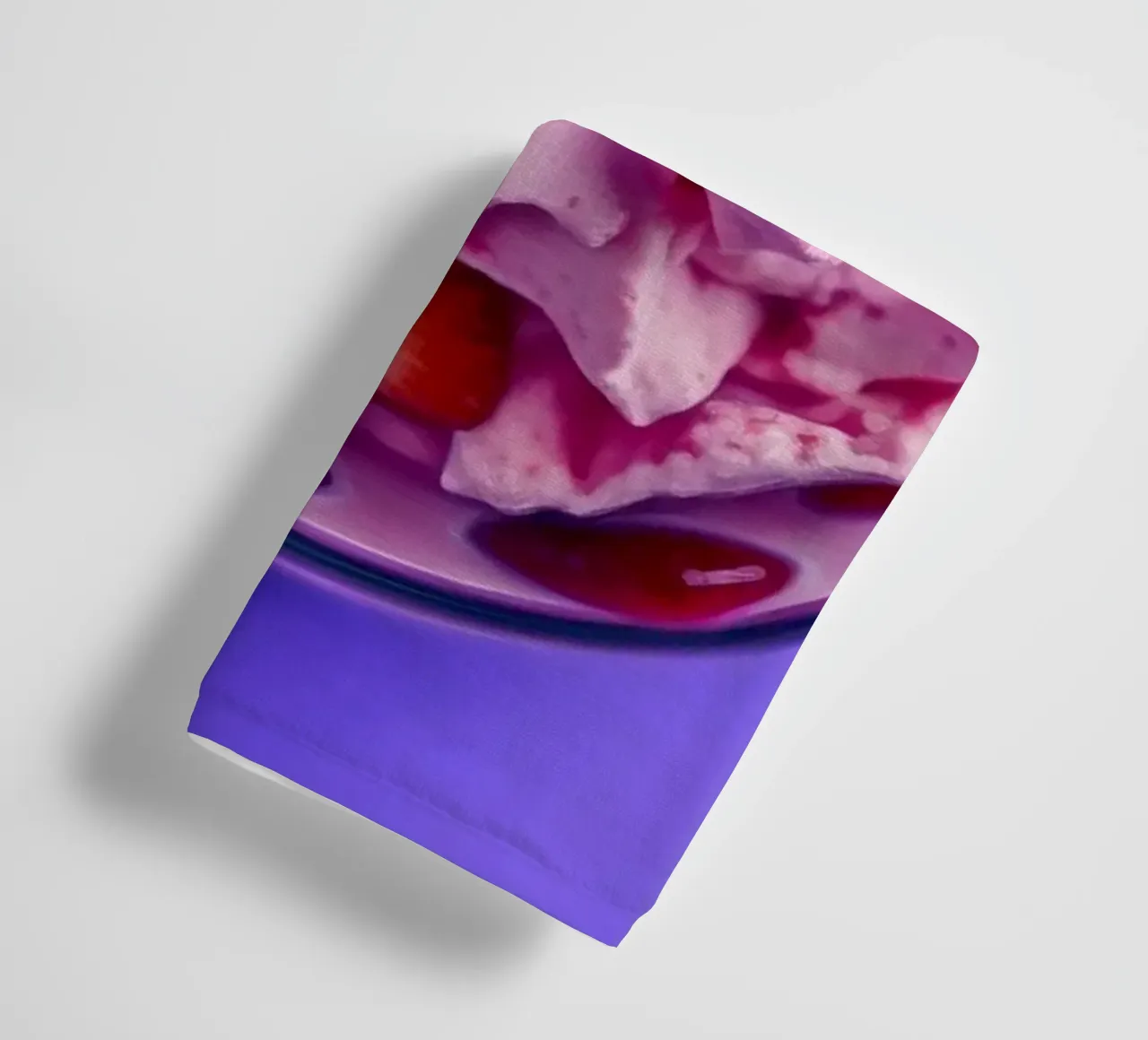 Dessert colorato con fragole e lamponi asciugamano da bagno da DesignDoodle