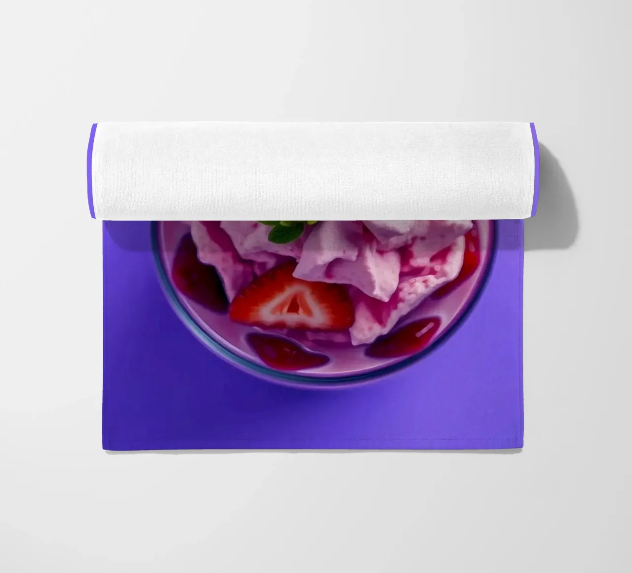 Dessert colorato con fragole e lamponi telo mare da DesignDoodle
