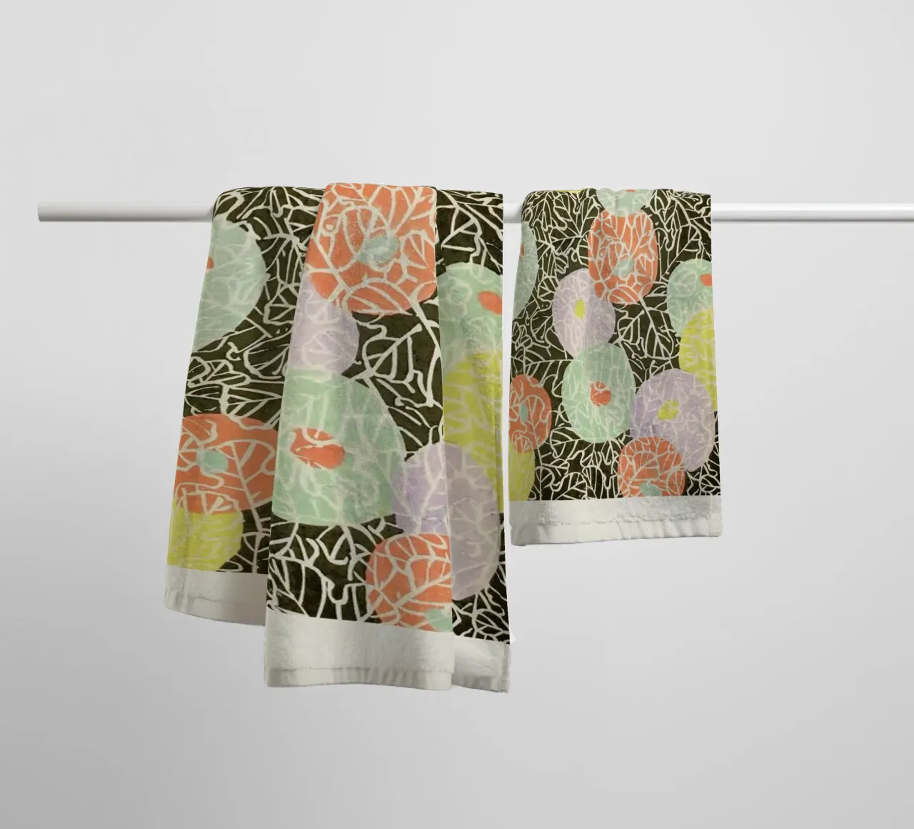 Shin-Bijutsukai - Floral Relief asciugamano da bagno da Vintage by JUNIQE