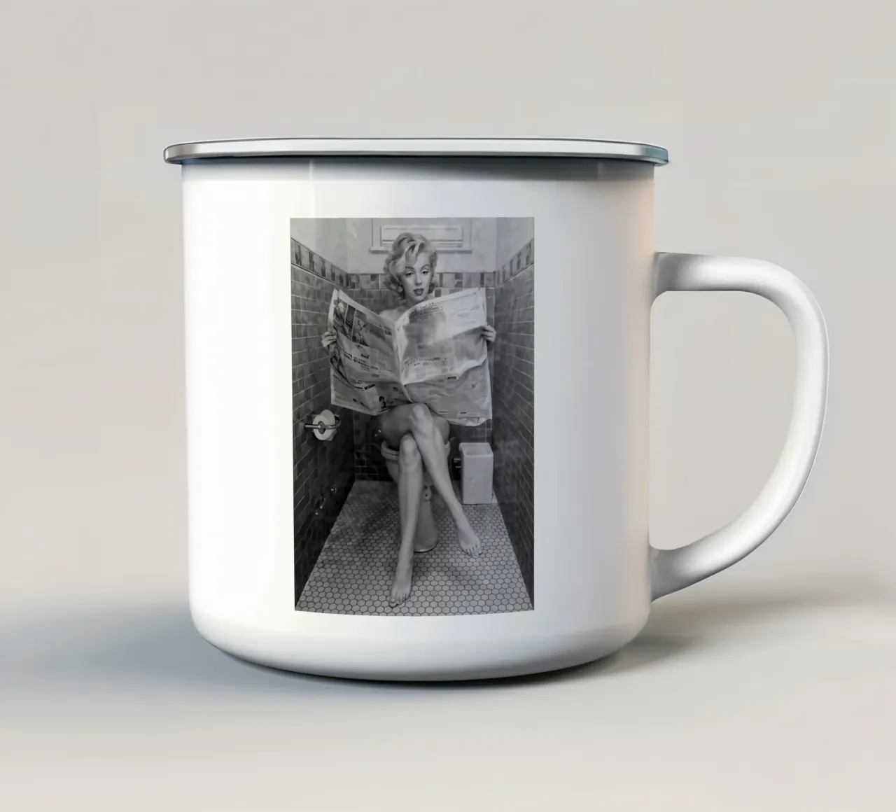 Donna che legge sul water tazza in smalto da Betty Shops