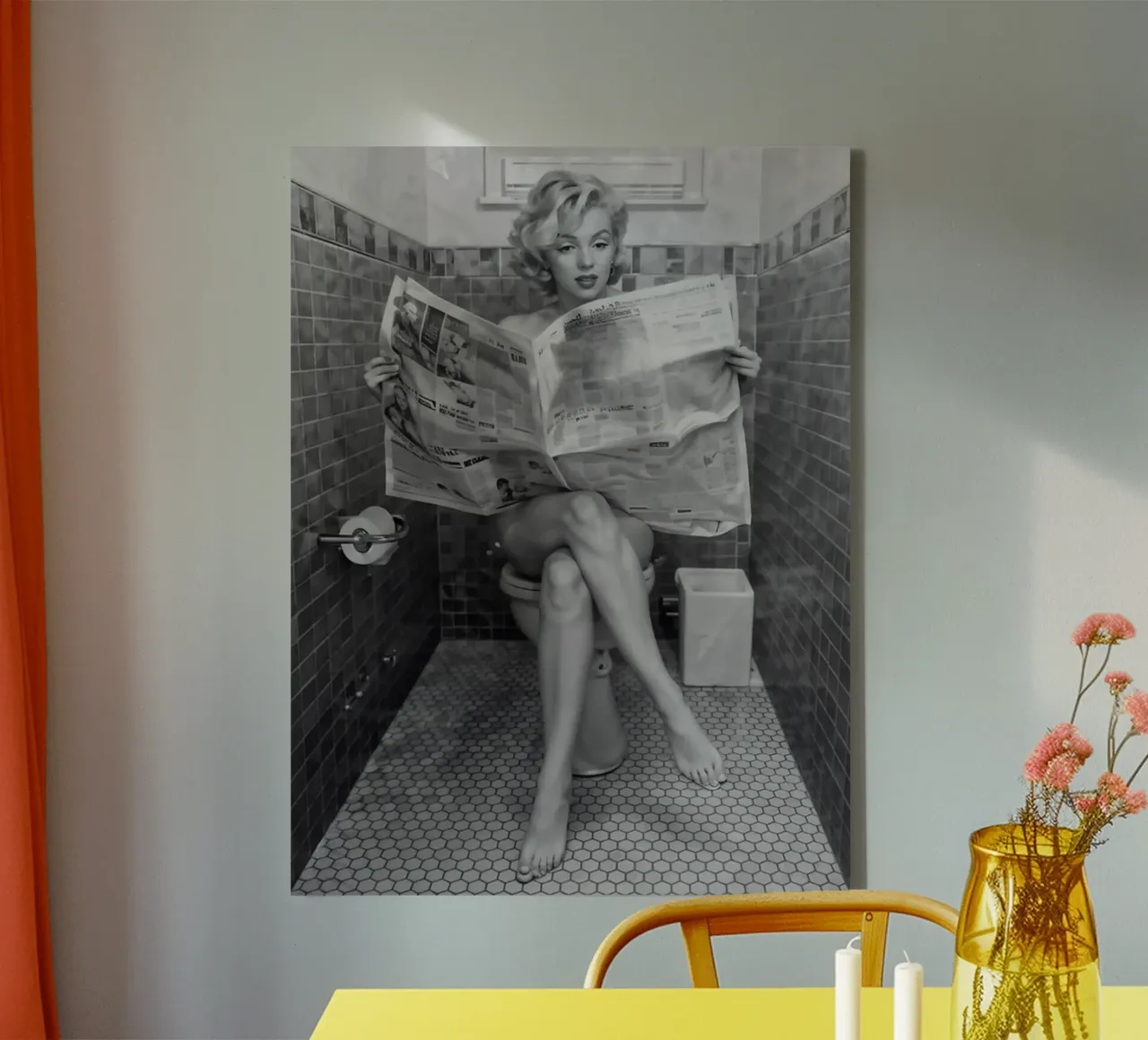 Donna che legge sul water tela con Cornice a cassetta da Betty Shops