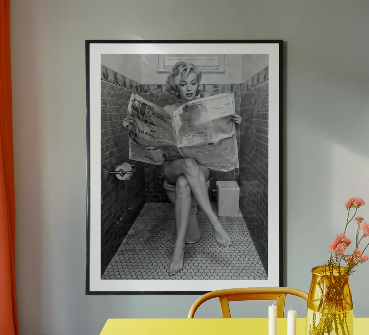 Mujer leyendo en el retrete poster de Betty Shops
