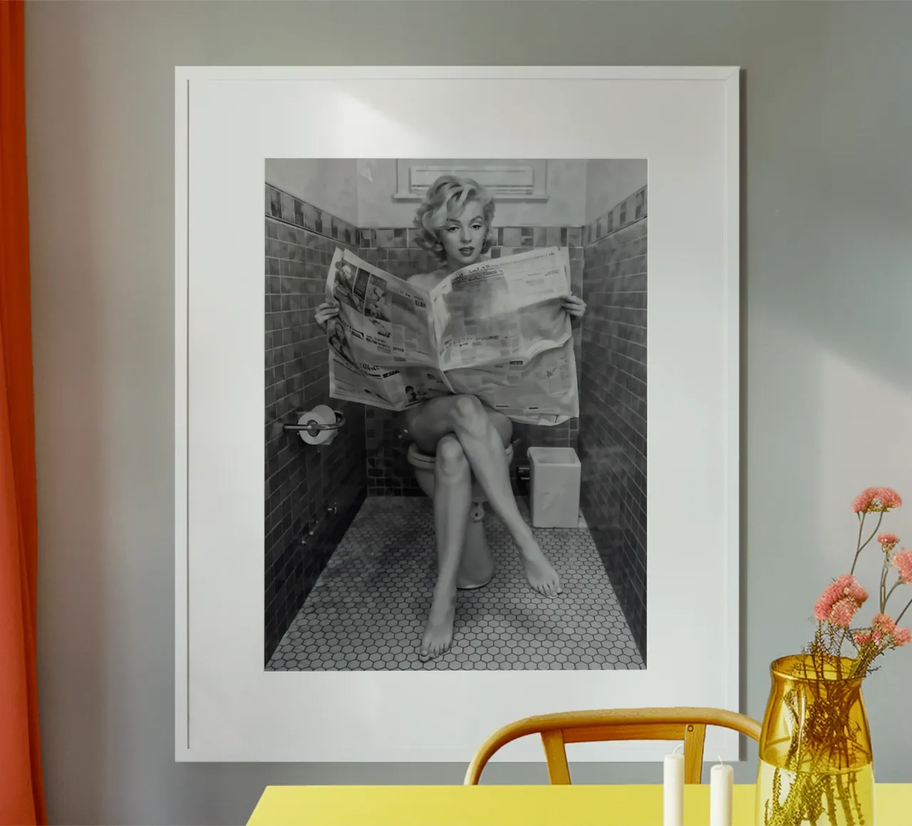 Mujer leyendo en el retrete poster de Betty Shops