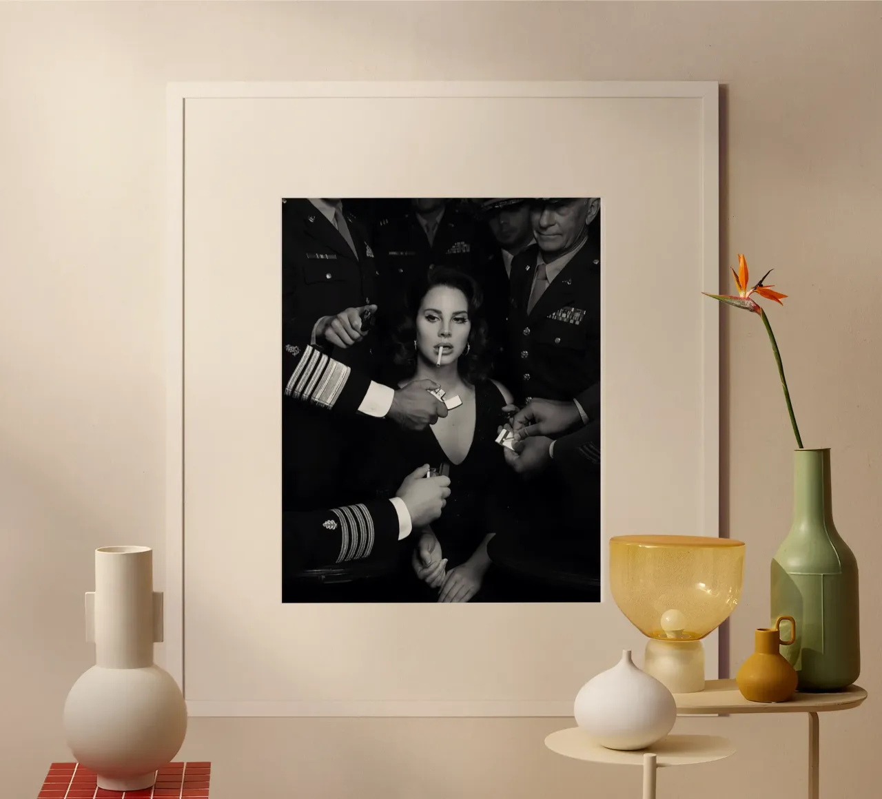 Le belle donne fumano poster con telaio in plastica da Lorraine Mooore