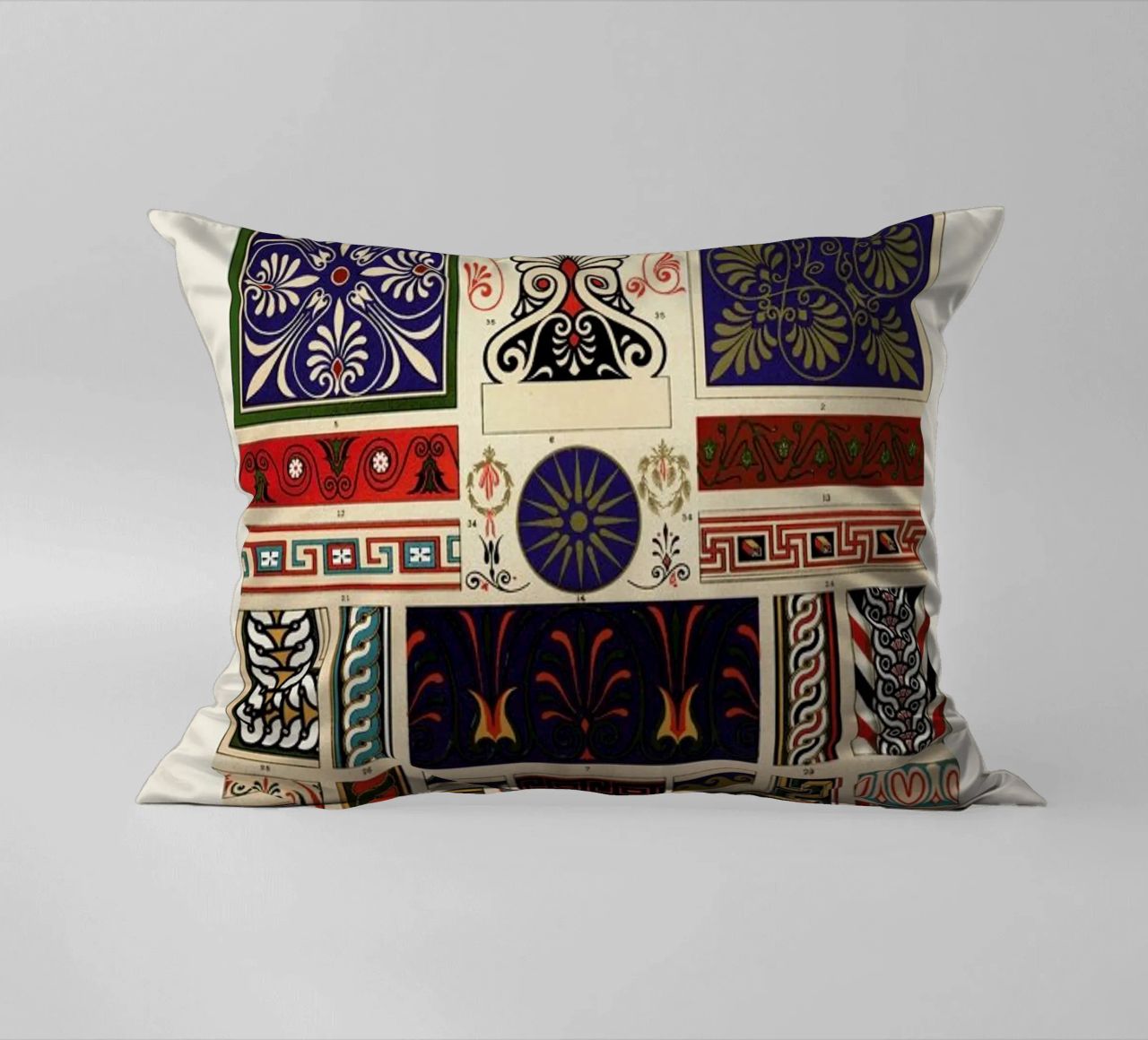 Racinet -  Greek Ornamental Pattern II coussin de Vintage by JUNIQE