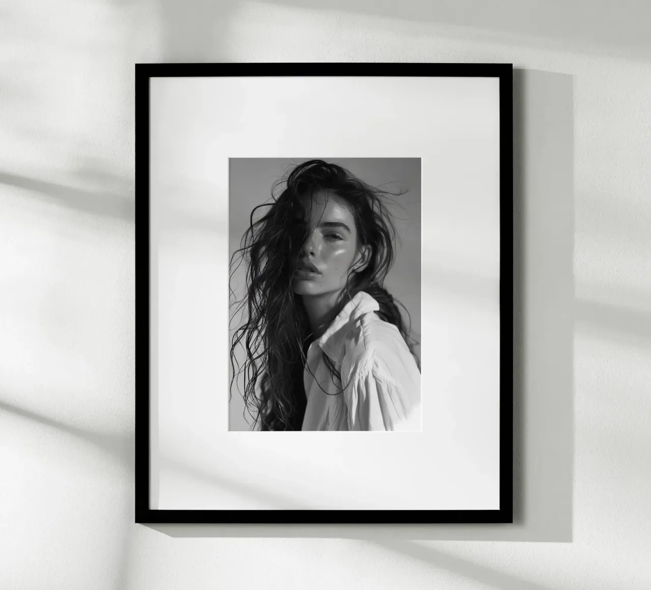 Ritratto di Emily poster con telaio in legno da Lorraine Mooore