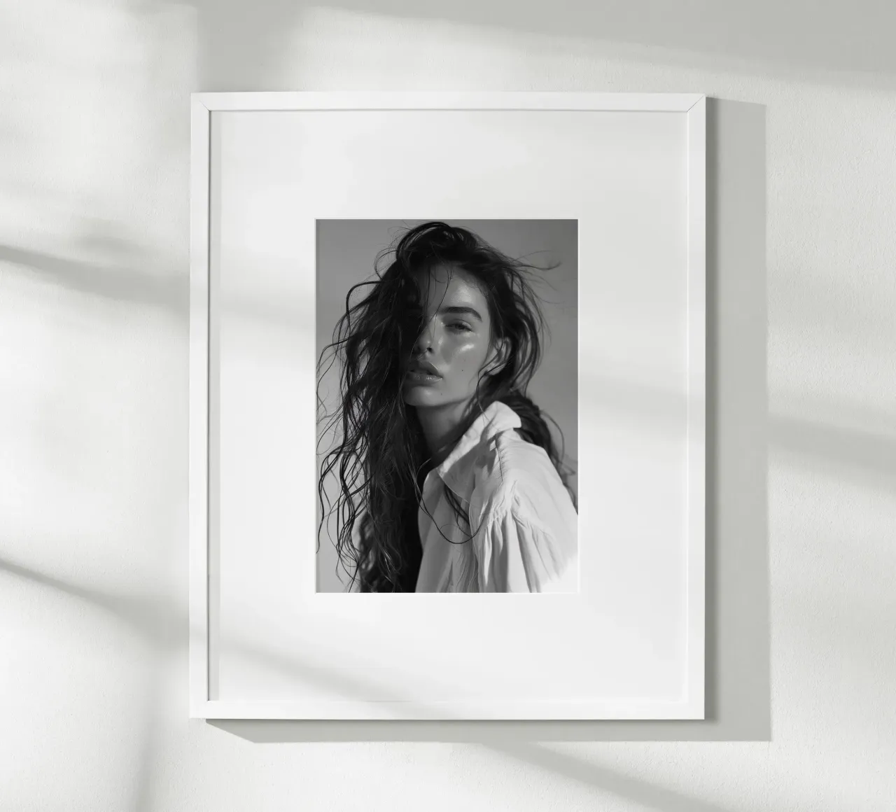 Ritratto di Emily poster con telaio in legno da Lorraine Mooore