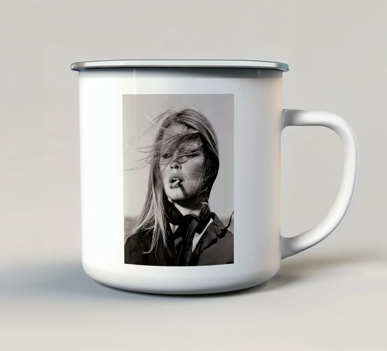 Sigaro in Spagna, 1971 tazza in smalto da Lorraine Mooore