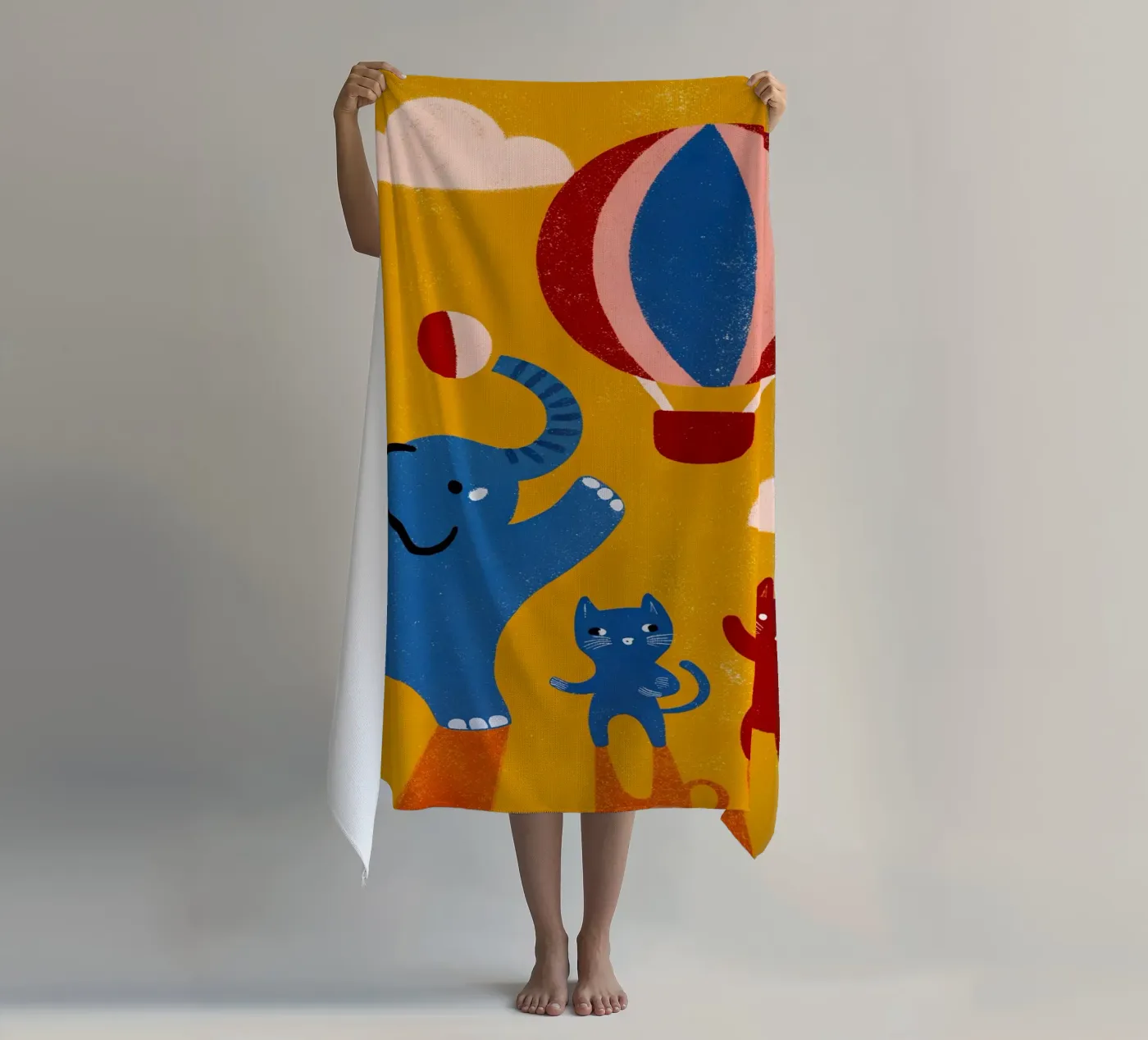 Elefante e gatto telo mare da THE LATEST SHOP