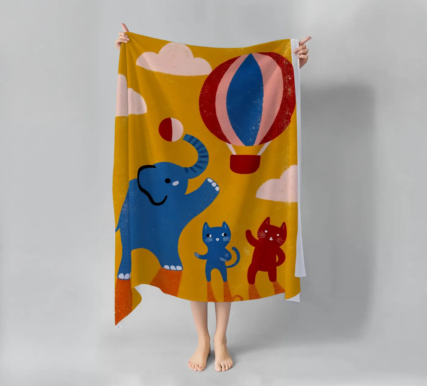 Elefante e gatto telo mare da THE LATEST SHOP