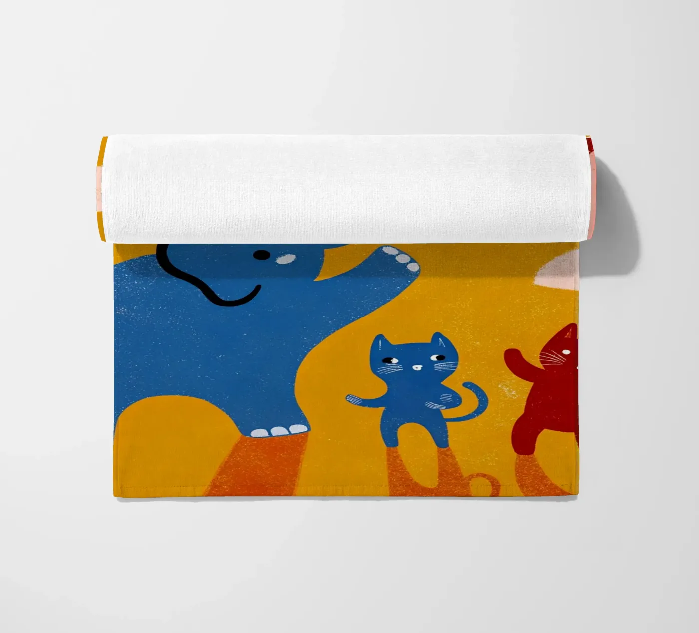 Elefante e gatto telo mare da THE LATEST SHOP