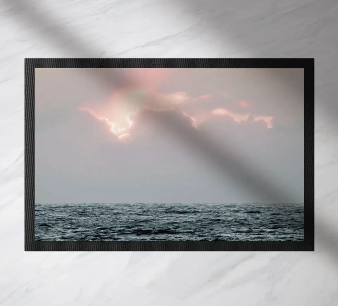 Sonnenuntergang am Meer Fußmatte von Ingrid Beddoes