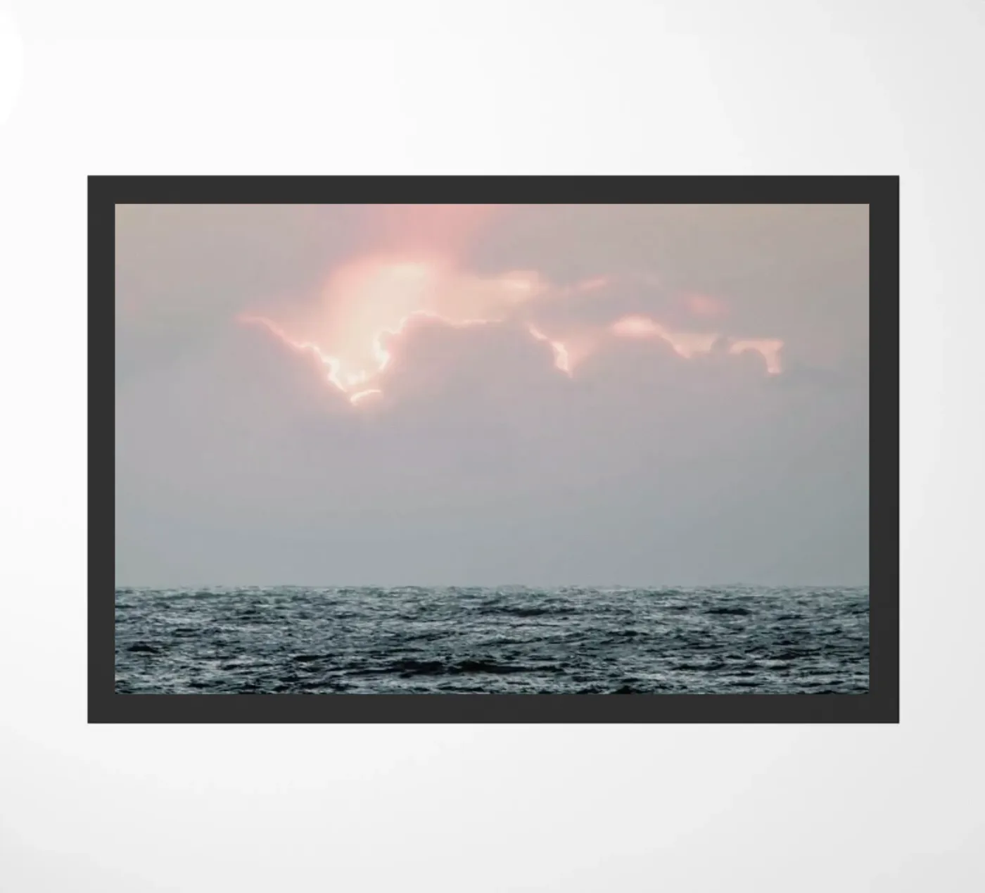 Sonnenuntergang am Meer Fußmatte von Ingrid Beddoes