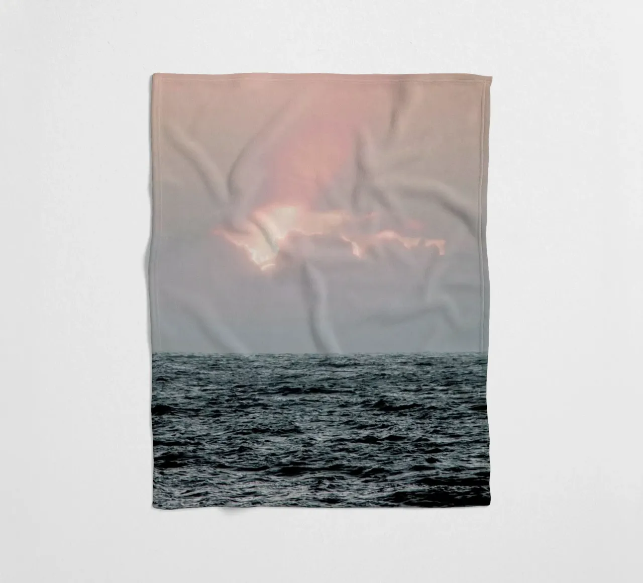 Tramonto sull'oceano coperta in pile da Ingrid Beddoes